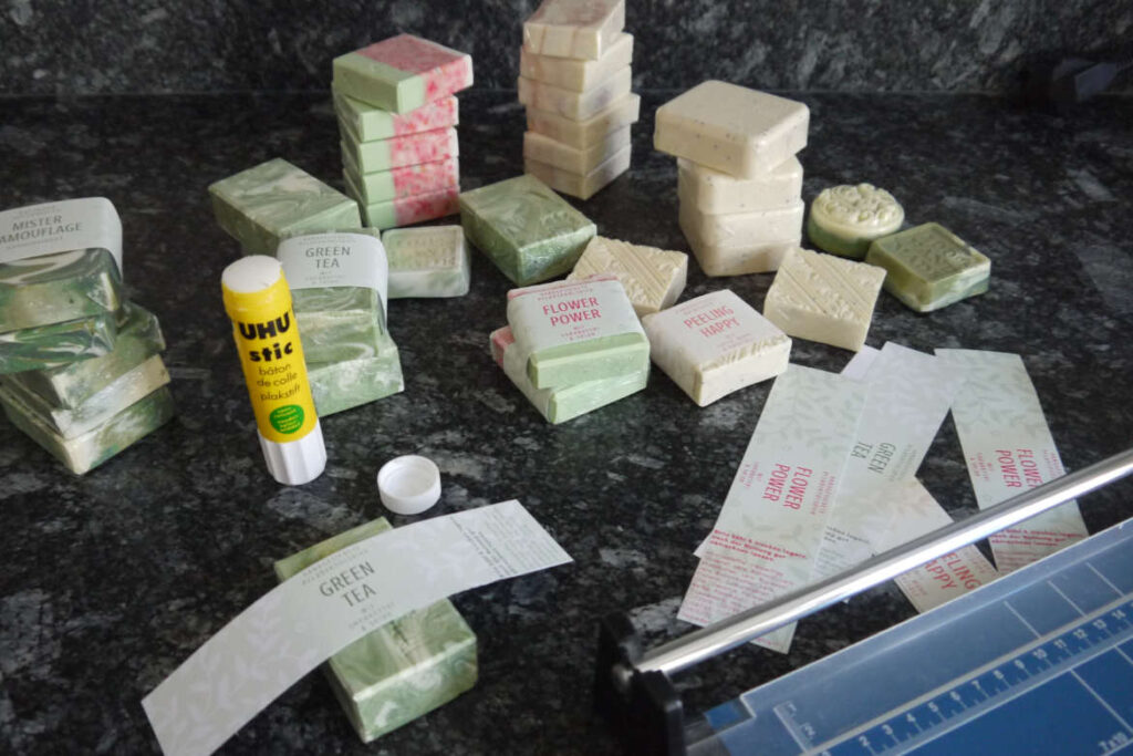 Selbstgesiedete Seife verpacken